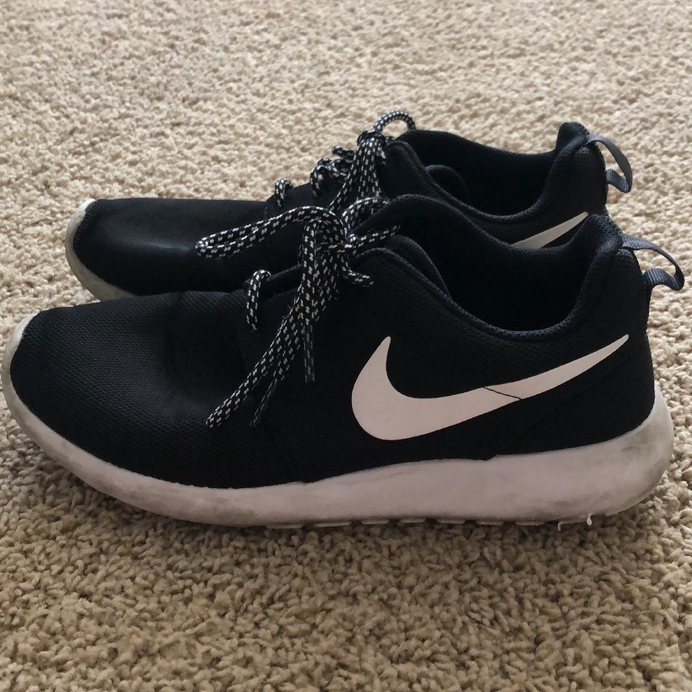 Black Nike Roshe Sneakers